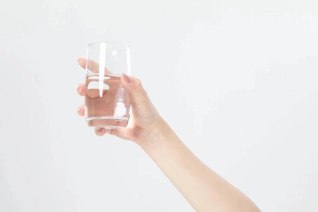 隔夜的水到底能不能饮用？食品安全专家这一次都给你解释清楚了