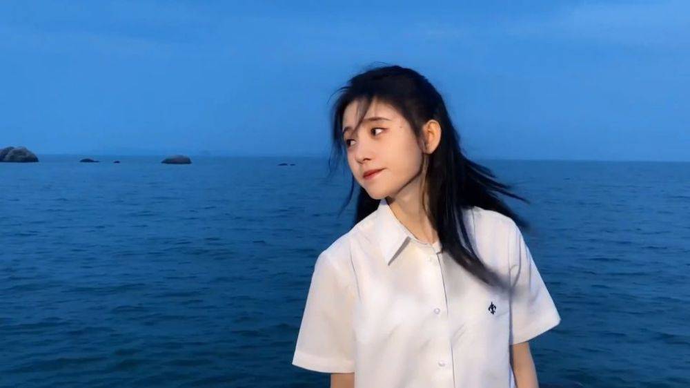 鞠婧祎穿白衬衫到海边游玩,镜头对准脸后:这颜值真实存在?