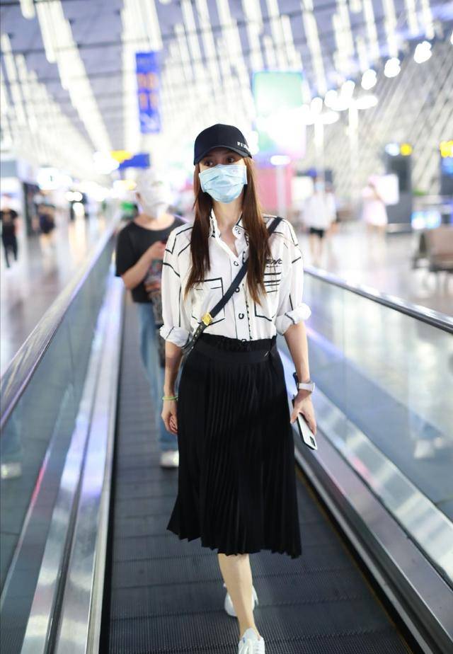 原创杨颖最新机场街拍,白色衬衫搭配黑色长裙,生图都这么好看!