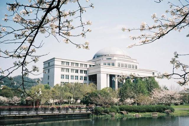 浙江工业大学除了学术研究位列各大高校前茅外,校园风景也享有盛名.