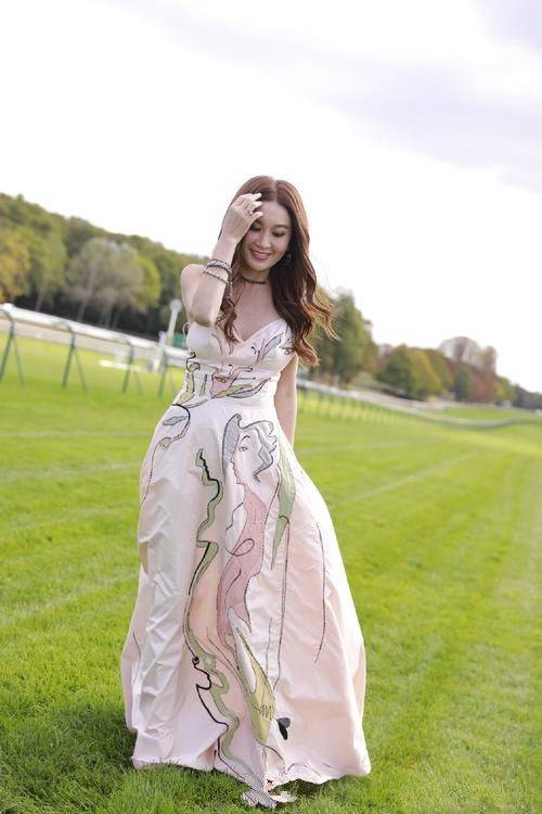 温碧霞|温碧霞穿泳装，身材是比洪欣好，但脸上的皱纹却输了！