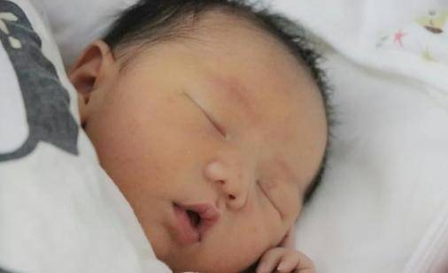 都易|新生婴儿怕冷还是怕热？多半新手父母都易弄错，别再大意了