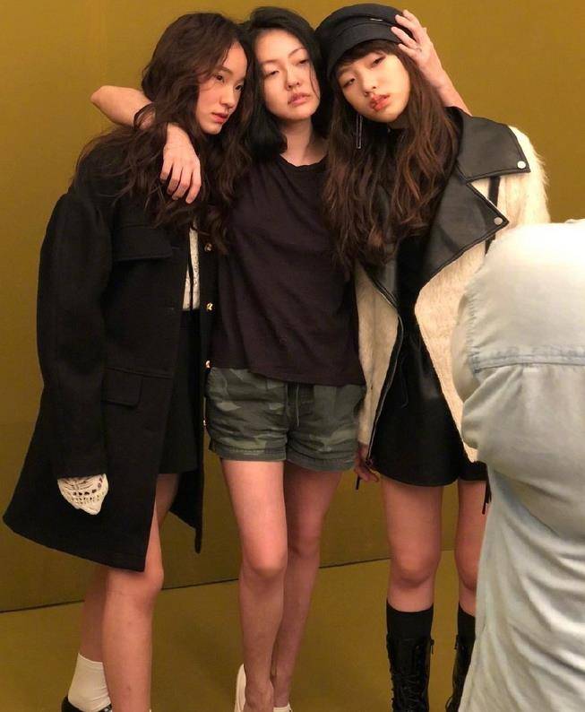 原创小s三个女儿拍写真,像专业童模,摄影棚工作人员抓拍的,才真实