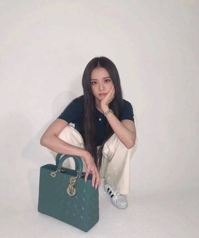 显贵|“人间初恋”金智秀晒照，基础款单品穿出高街范，显贵时髦太好学