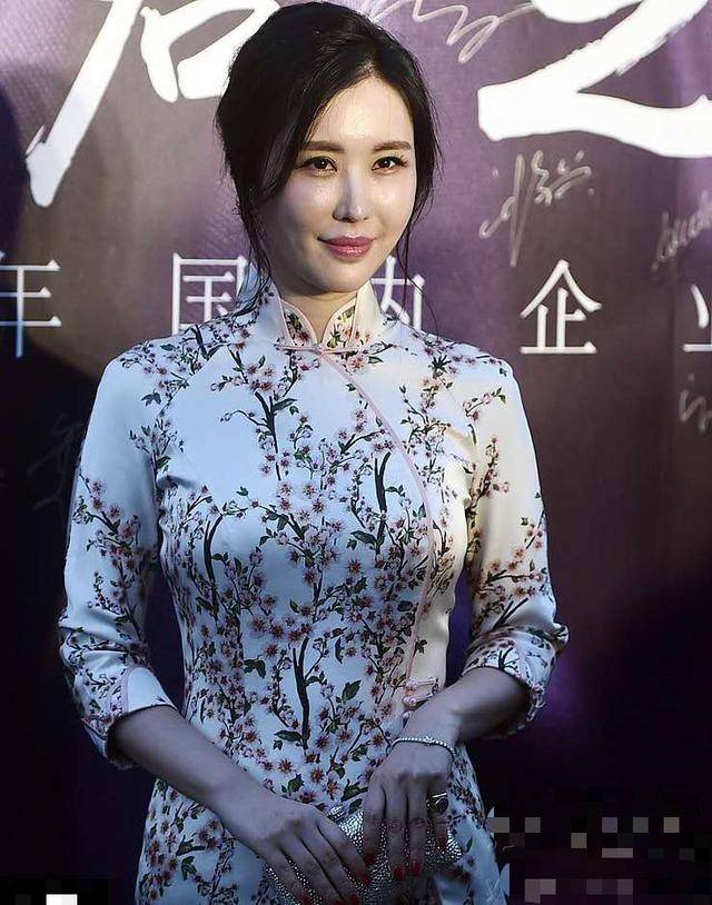 原创田朴珺真会穿,故意挑紧身旗袍来凹线条,勒出的"3d"身材够养眼