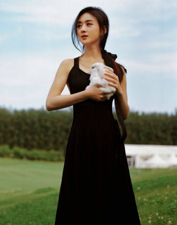 蝴蝶|赵丽颖当妈后终于开窍！穿性感黑裙露面，这“蝴蝶背”好不真实