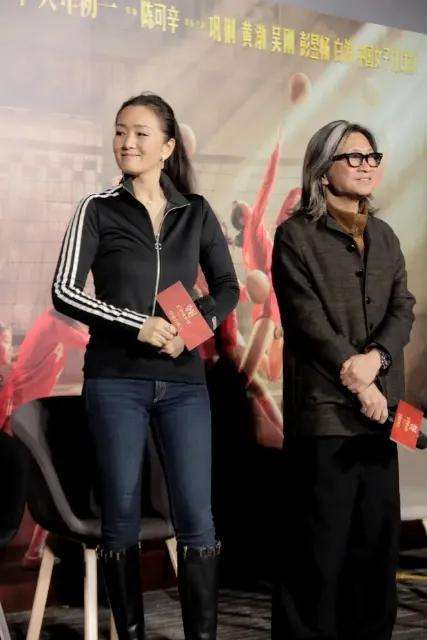 坑洼|巩俐化了妆脸上坑洼都还明显，不修图肤色也很黄，确实是老了！