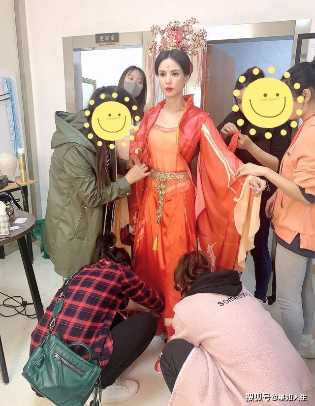 肚脐|李若彤罕见晒珍贵旧照，肚脐装尽显性感迷人，自夸比以前更苗条