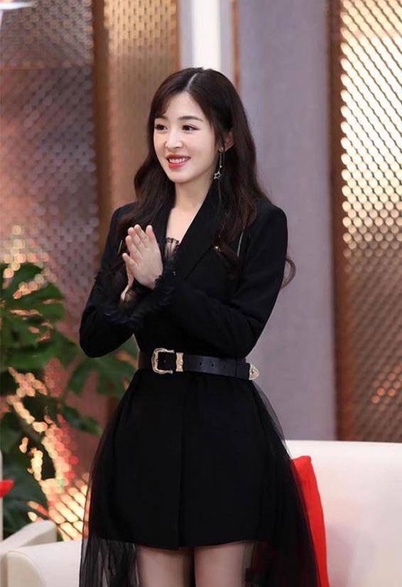 西装|张含韵在西装背后叠一束薄纱，曾经的“酸酸甜甜”又加了一股仙气