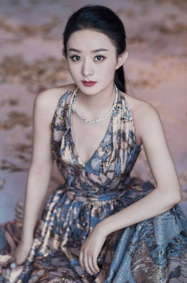 蝴蝶|赵丽颖当妈后终于开窍！穿性感黑裙露面，这“蝴蝶背”好不真实