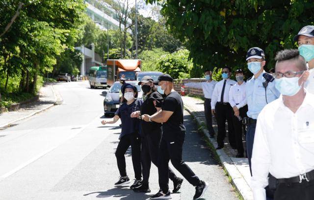 何猷君|原创赌王移灵仪式结束，何家人上香鞠躬拜别，何猷君心情激动转头拭泪