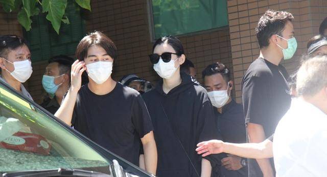 何猷君|原创赌王移灵仪式结束,何家人上香鞠躬拜别,何猷君心情激动转头拭泪