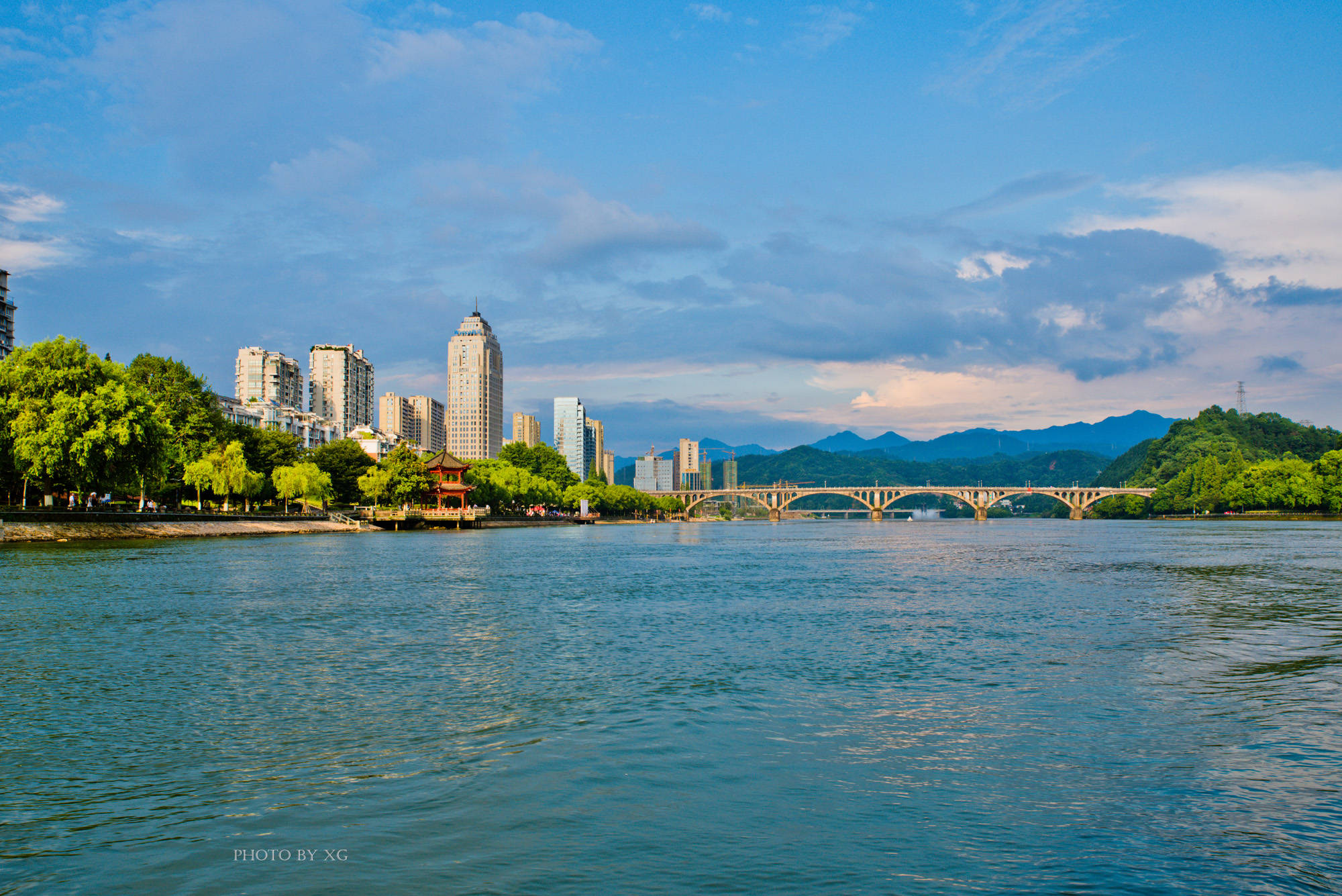 杭州建德藏着个避暑胜地,常年保持17℃的气温,还是天然的大氧吧