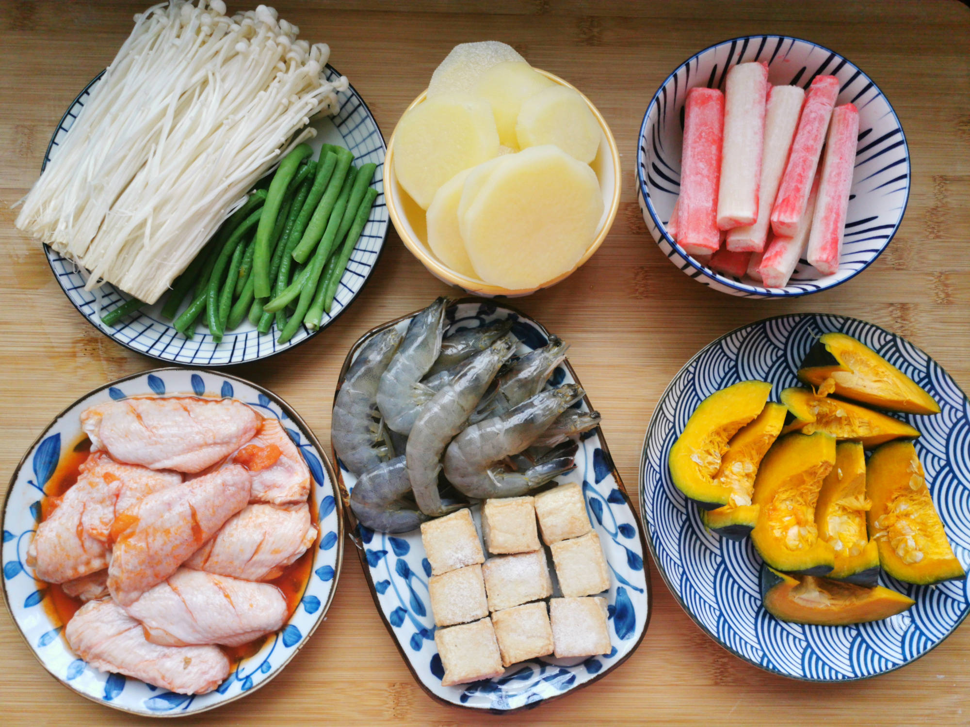 2,烤盘铺上锡纸,将所有食材摆上去,大虾直接摆放在金针菇上.