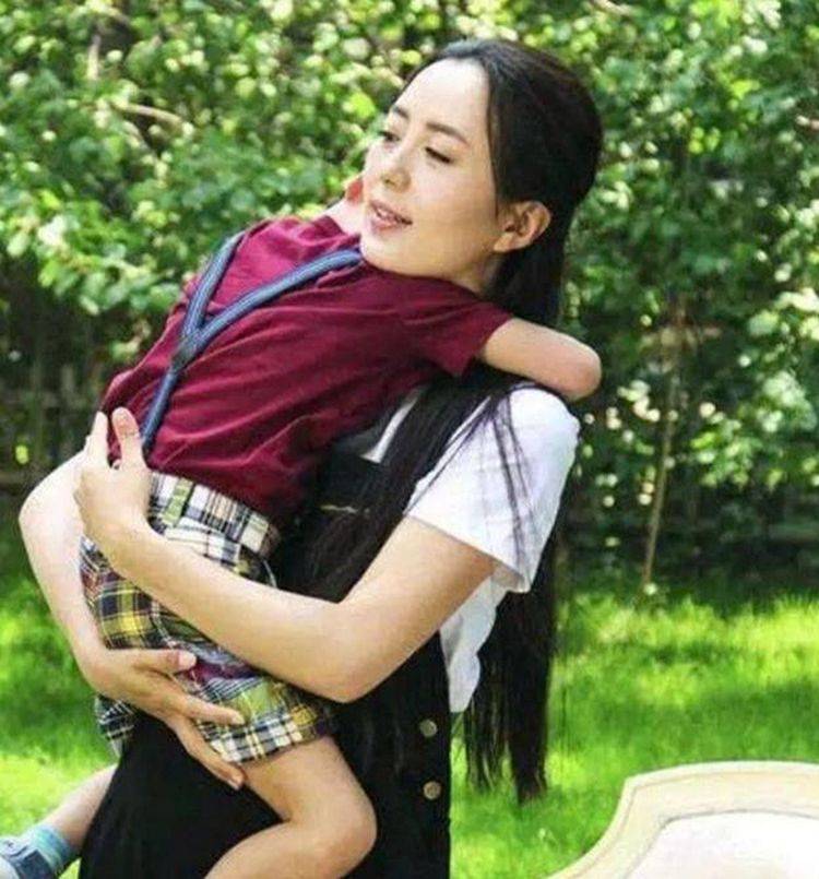 原创她曾是央视主持人，拍戏中途意外怀孕，11岁儿子至今不知亲爹是谁