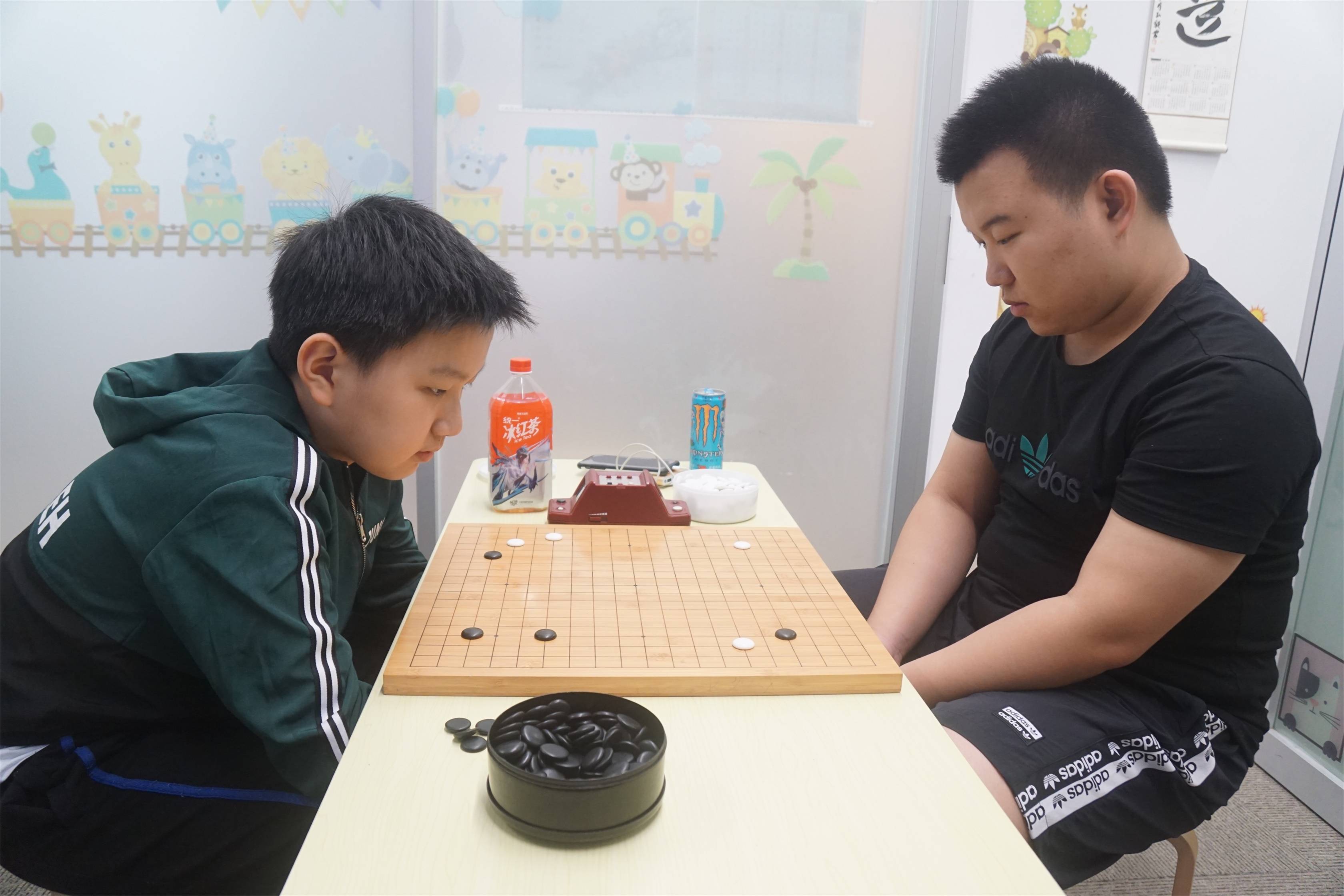 第二台:上海建桥学院队冯皓5段(右 vs 18k棋友会轶一精神队倪浩轩5段