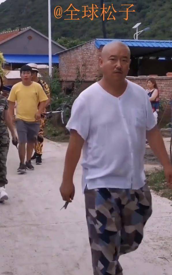 王小利为了直播捞金与师父赵本山“闹翻”,值吗?