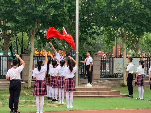 亲手种植毕业树!济南市盛福实验小学六年级举行最后一次升旗仪式