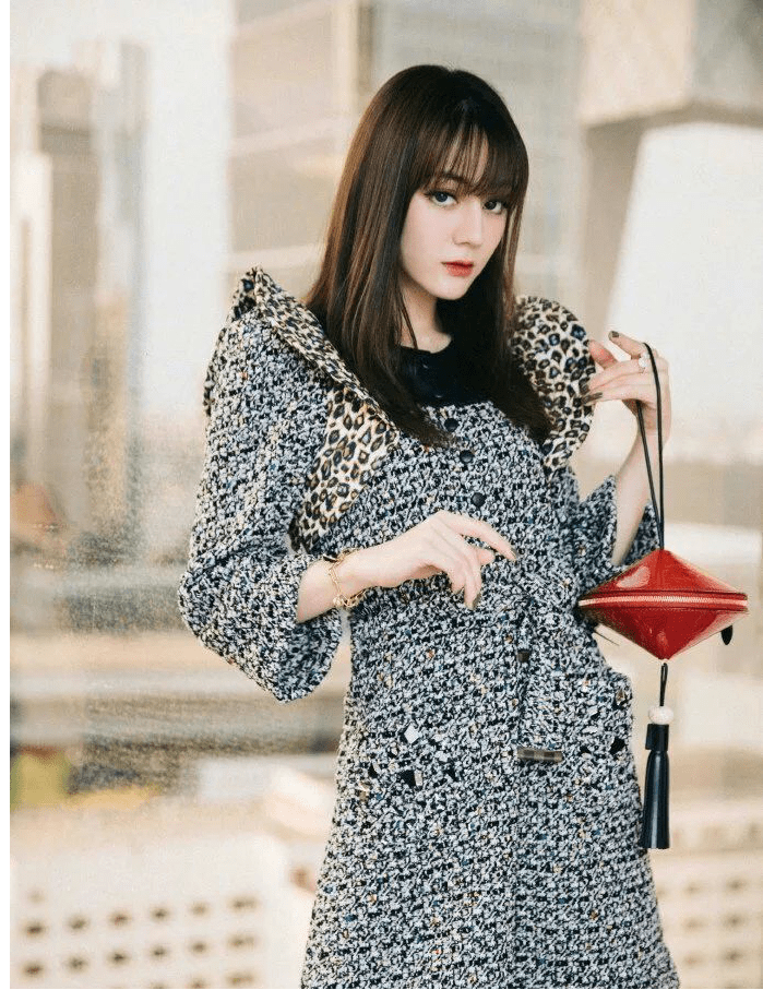 热巴|热巴重回颜值巅峰,剪刘海变身人间芭比,真是换刘海如换脸吗?