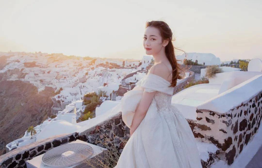 热巴|最美不过红唇锦衣？李沁凭它与热巴争艳，新一代直男女神太绝了！