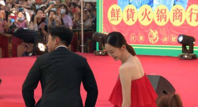 苗苗郑恺同框合集 42e7711b19284881a533515421c53741.jpeg