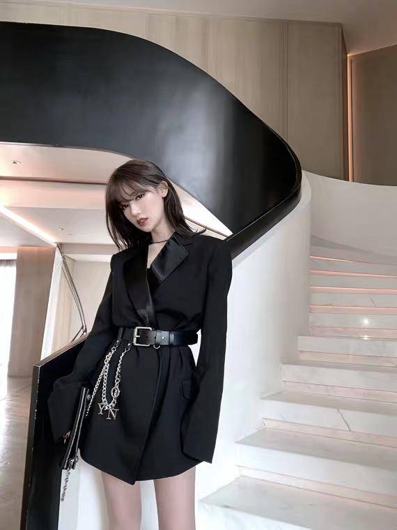 设计|还在穿淑女小香风？今年夏天更流行“炫酷风”，上身利落有型