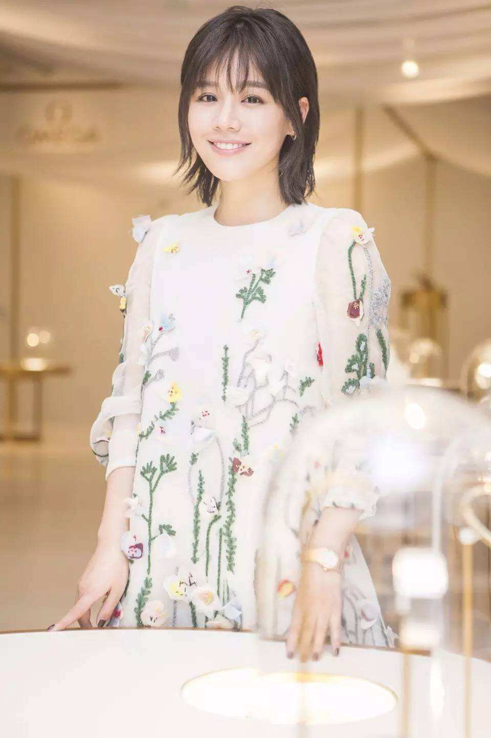 热巴|热巴重回颜值巅峰,剪刘海变身人间芭比,真是换刘海如换脸吗?