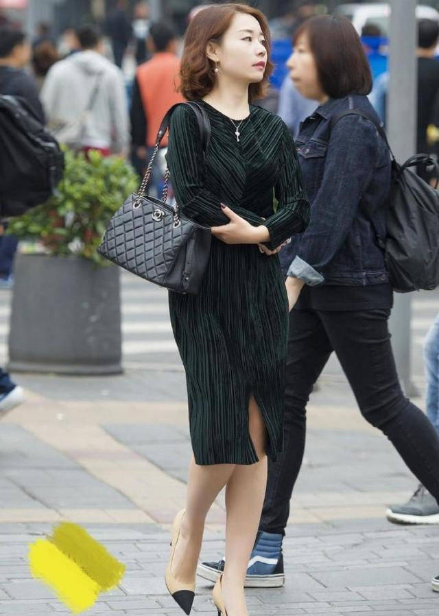 我想图中的这位成熟姐姐就是名副其实的气质型,她身上还有种说不出的