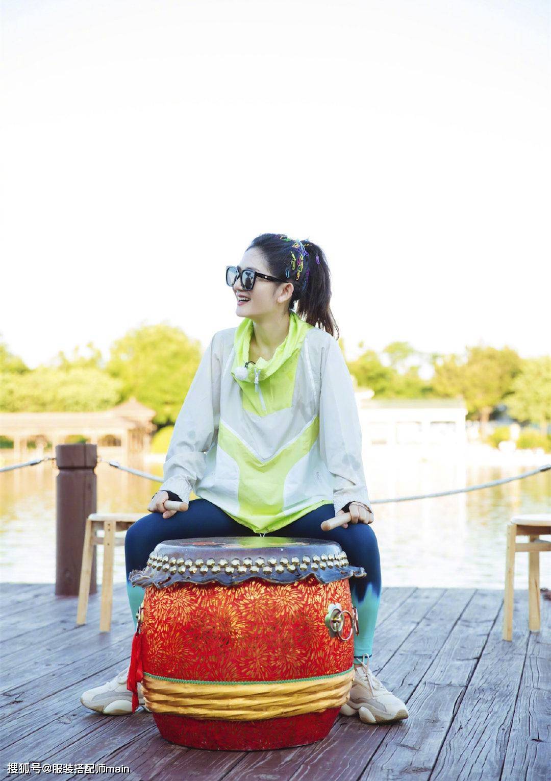 荧光|谢娜度假真会穿，荧光绿T恤配半身裙秀小蛮腰，戴满头发卡显俏皮