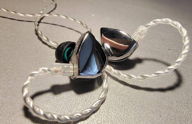 外观|奇思妙想，彻底改写耳机圈传统外观，千元以下听女声福音