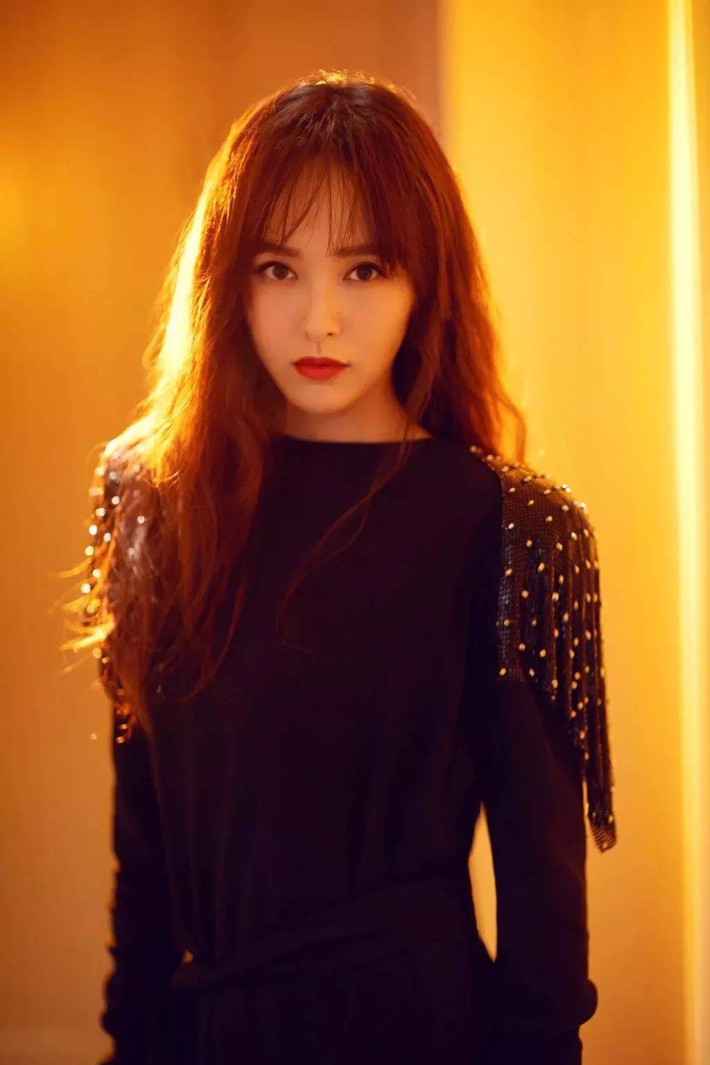 热巴|热巴重回颜值巅峰,剪刘海变身人间芭比,真是换刘海如换脸吗?