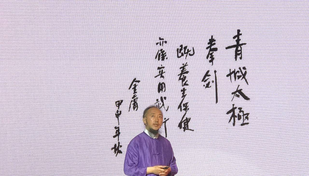 原创金庸将青城派写成大反派,导致青城山两次拒绝他拜访
