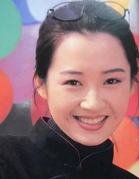 1992年,主演电视剧《皇城根儿》,获中国电视金鹰奖最佳女演员提名.