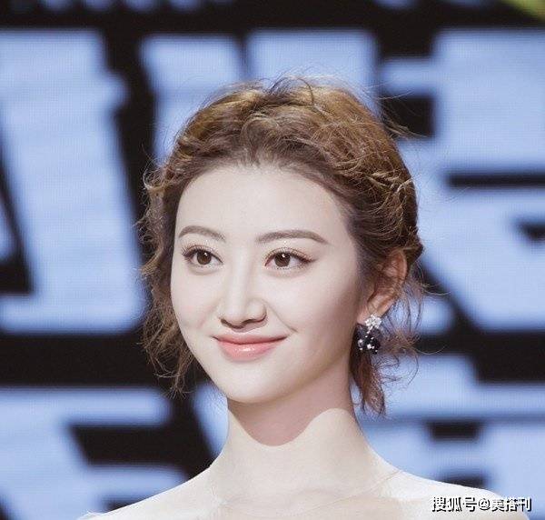 夏日|中长发怎么打理？试试甜美又帅气的夏日感编发，减龄效果超好