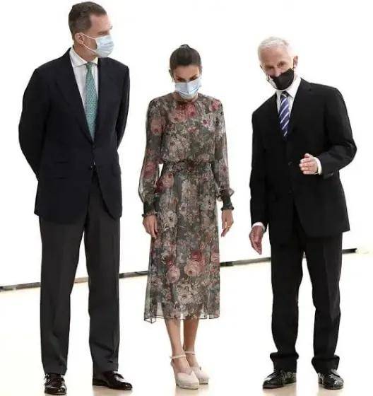 莱蒂齐亚|西班牙王后又亮相,zara穿出大牌感,看到脚上“笨笨鞋”我闭嘴了