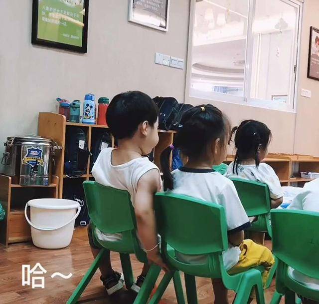 幼儿园课堂上，熊孩子偷偷搂抱女同学，被老师发现后“羞涩”模样萌翻了