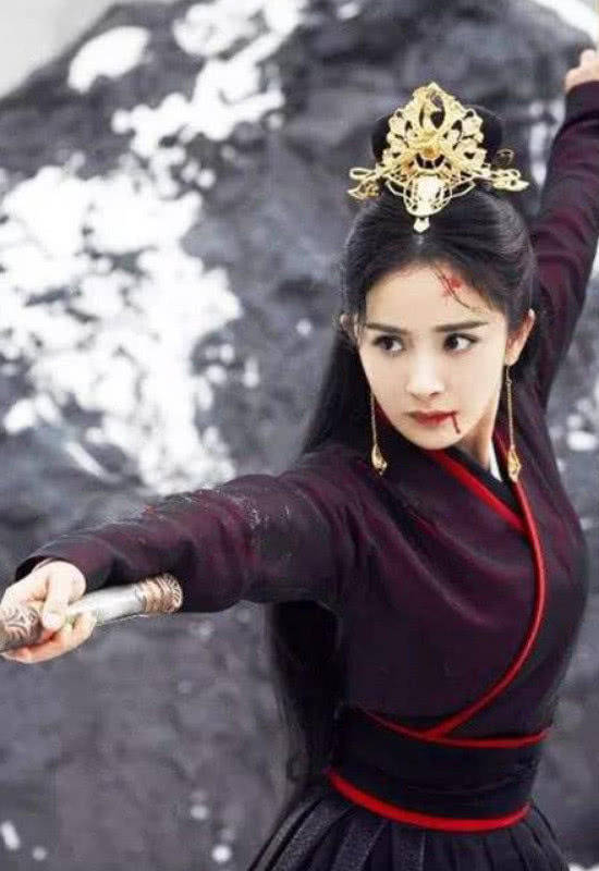原创同样是手持宝剑,忍了热巴,忍了赵丽颖,看到鞠婧祎我想娶