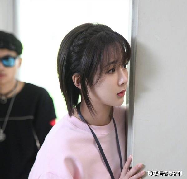 夏日|中长发怎么打理？试试甜美又帅气的夏日感编发，减龄效果超好