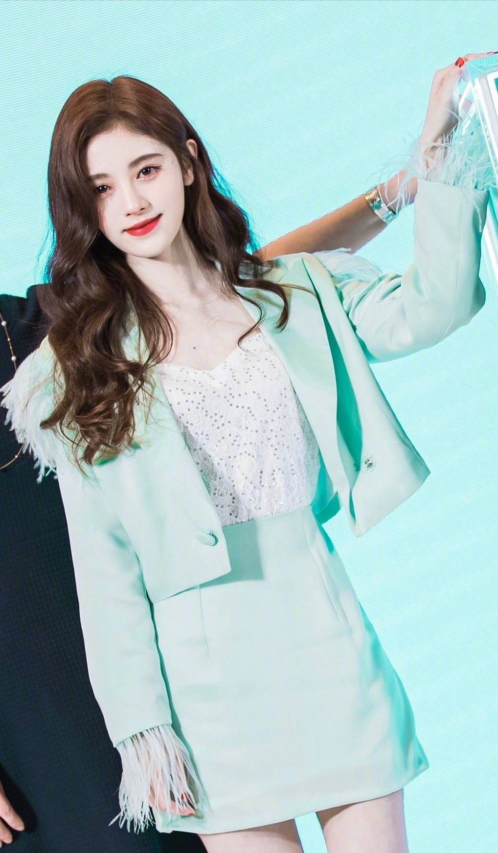 杨幂|同穿薄荷绿长裙，迪丽热巴撩人杨幂秀美腿，她变身甜美公主