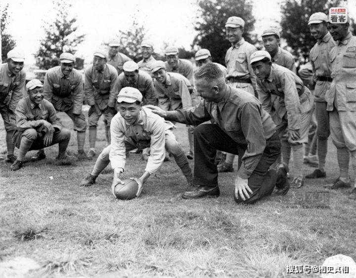 月12日 美军教官在训练之余 比较重视放松式的身体训练 图为1944年10