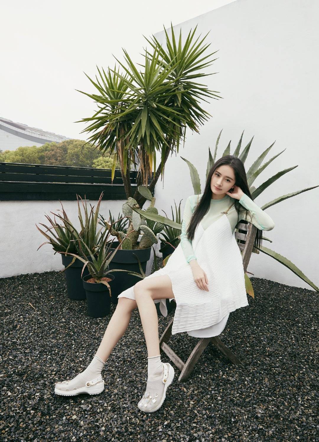 杨幂|同穿薄荷绿长裙，迪丽热巴撩人杨幂秀美腿，她变身甜美公主