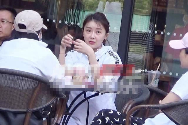 水灵|甘薇素颜状态挺好，白皙肌肤水灵水灵的，一点看不出有任何瑕疵！