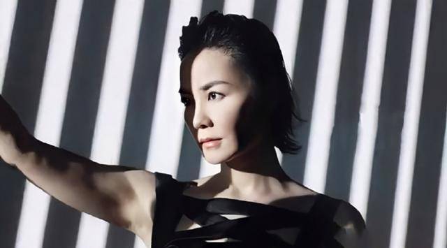 天后王菲也变脸了?近照曝光眼部不自然法令纹