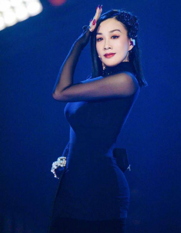 张伦|钟丽缇啥情况？全身穿一件T恤露面，这么大胆张伦硕没法管？