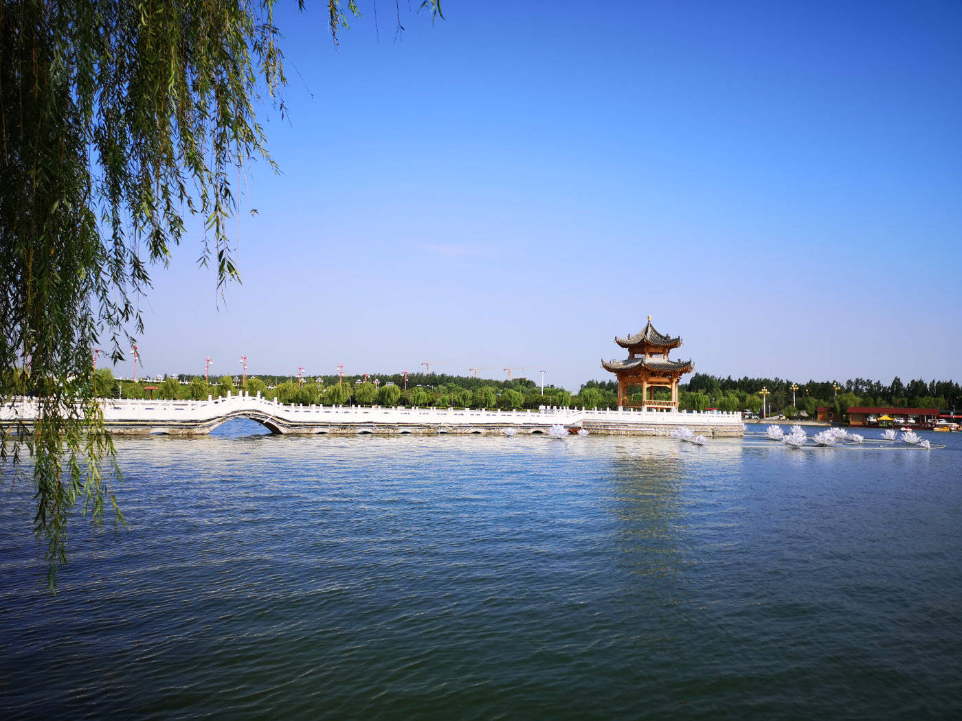 湖风景区位于渭南大荔城区段,占地面积4平方公里,国家aaaa级旅游景点