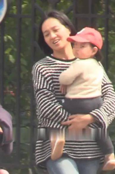 朱丹挺四个月孕肚抱女儿出街，素面朝天身材臃