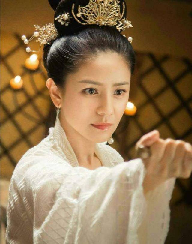 曾是主持一姐,饰演《扶摇》疯癫长公主,沦为著名孩子妈错失前程