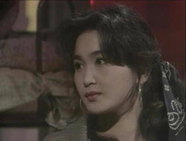 比基尼|53岁温碧霞穿比基尼，富豪老公被嘲黑又老，港风女神为显年轻太拼