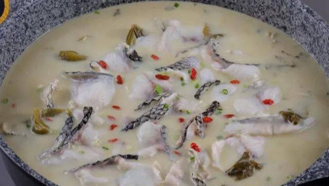 传统名菜奶汤锅子鱼,汤汁浓白似鲜奶,做起来简单又好吃
