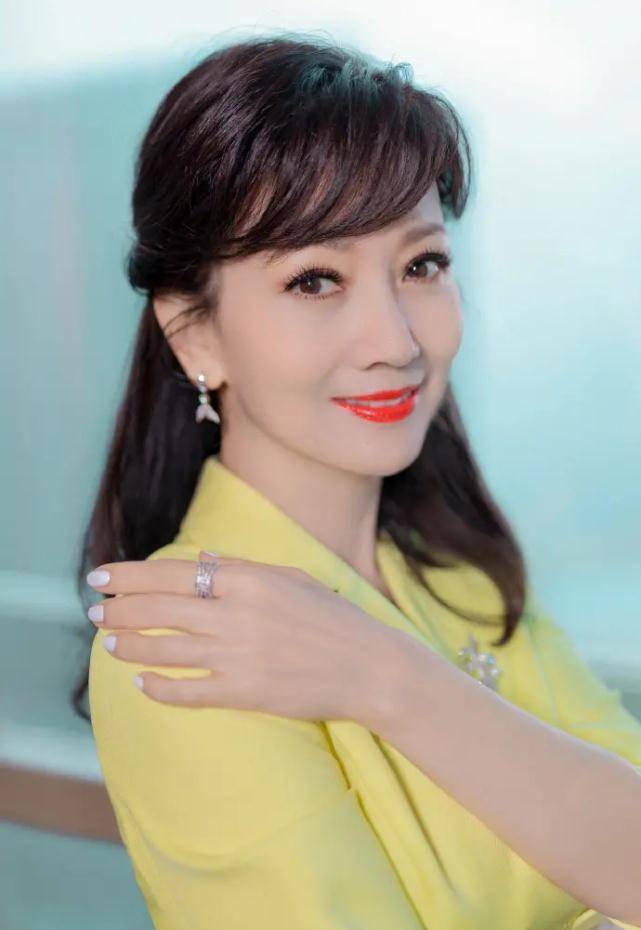 赵雅芝不愧是冻龄美人,淡黄色长裙 蓬松头发,不输90后